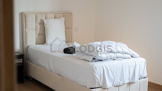 Chambre avec du carrelage au sol