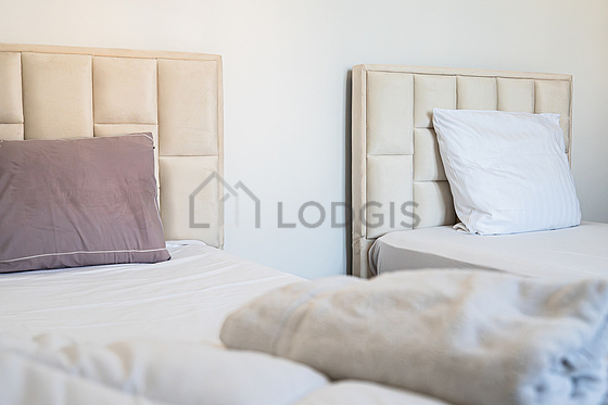 Chambre avec fenêtres