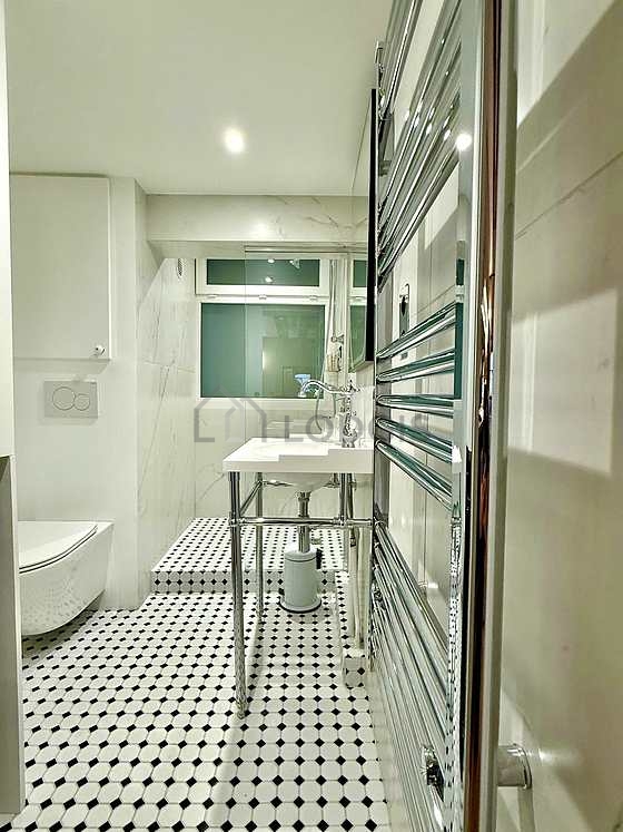 Belle salle de bain claire