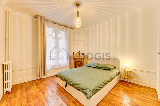 Chambre avec fenêtres