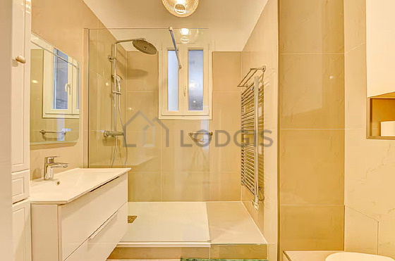 Salle de bain avec du carrelage au sol