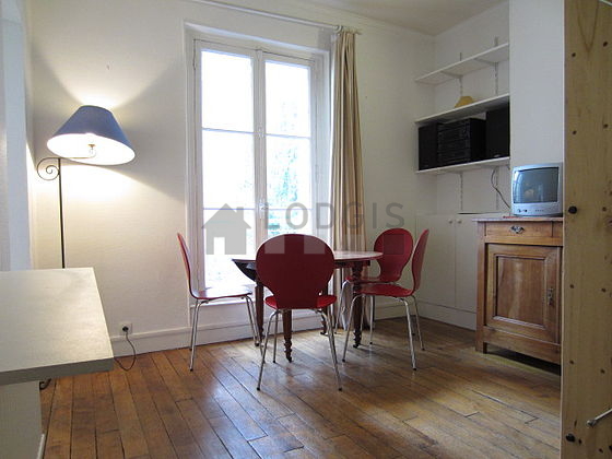 Living room of 18m² with wooden floor