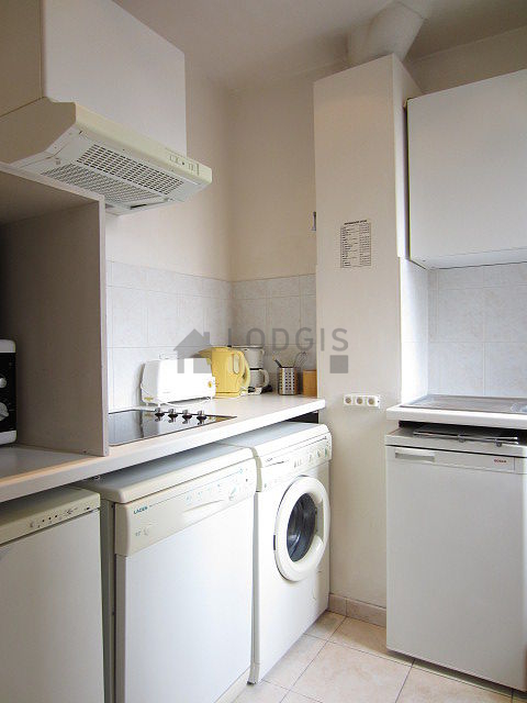 Cuisine équipée de lave linge, réfrigerateur, freezer, hotte