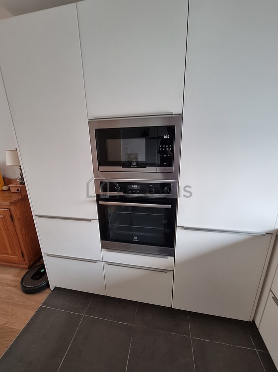 Cuisine équipée de lave vaisselle, plaques de cuisson, réfrigerateur, freezer