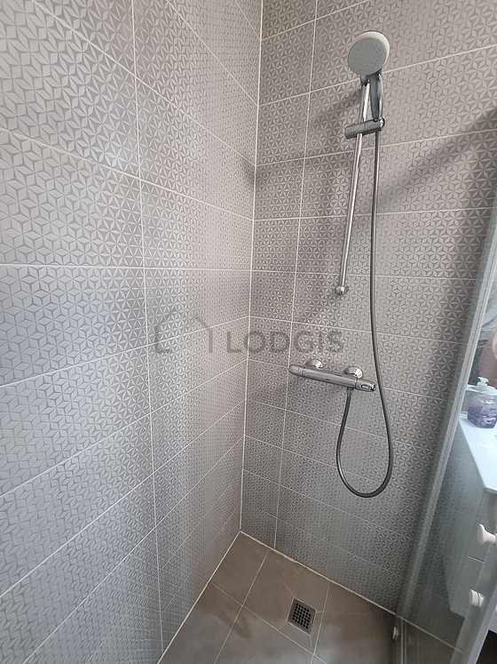 Salle de bain équipée de lave linge, sèche linge