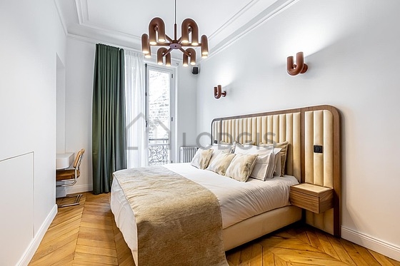 Chambre avec fenêtres