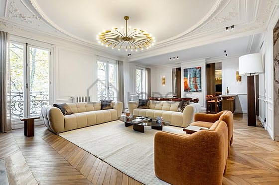 Salon avec du parquet au sol