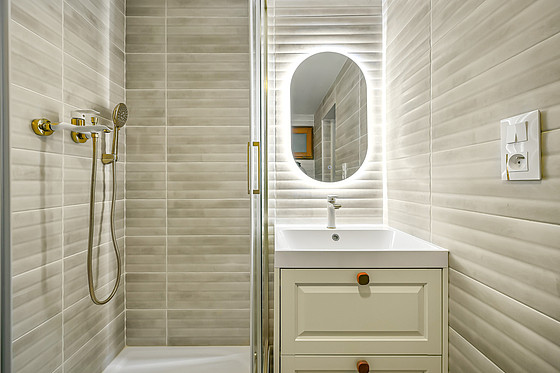 Salle de bain équipée de douche séparée