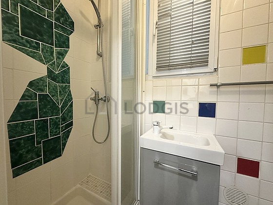 Beautiful and bright bathroom with tile floor