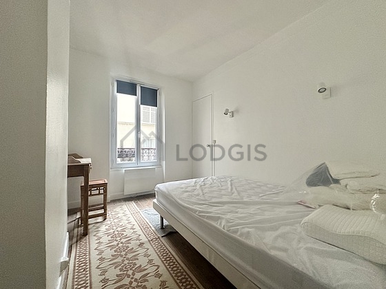 Chambre avec du parquet au sol