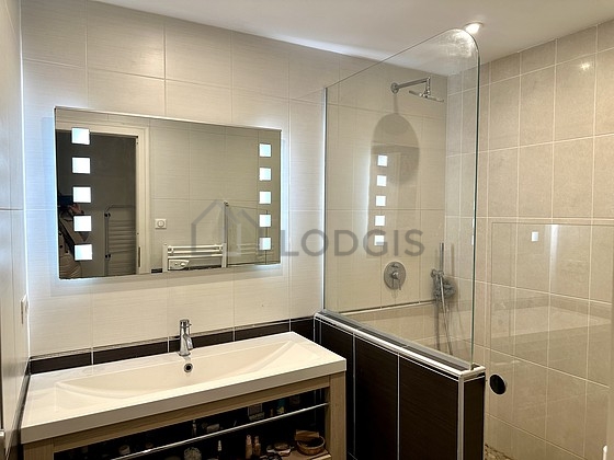 Salle de bain avec du carrelage au sol