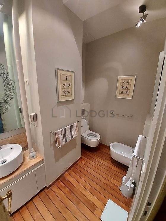 Salle de bain équipée de lave linge, douche séparée, bidet