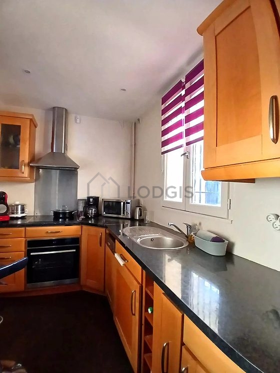 Kitchen of 15m² with tile floor