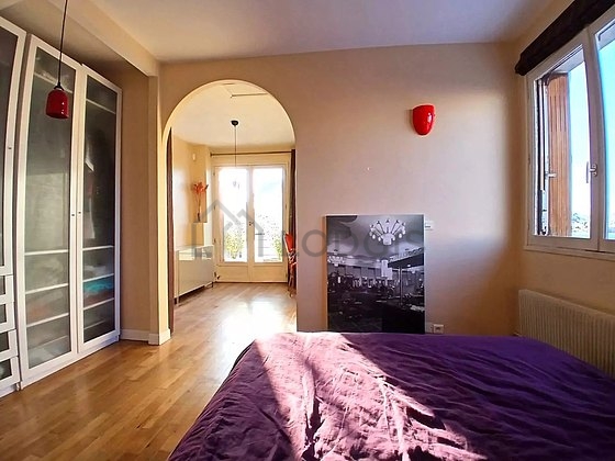 Chambre avec fenêtres