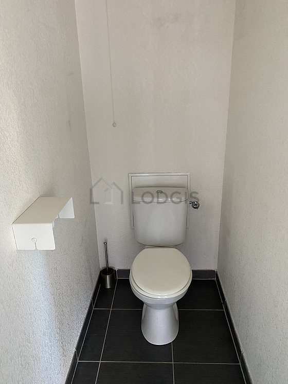 Toilettes indépendantes de la salle d'eau