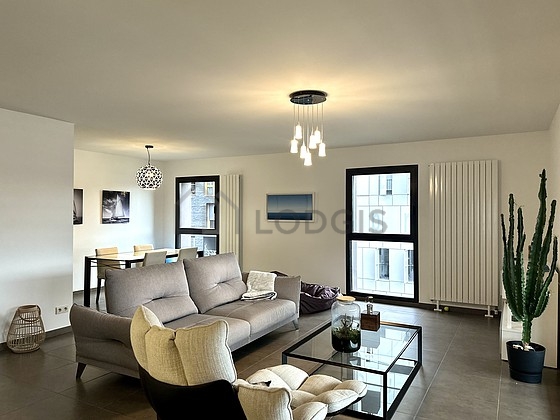 Large living room of 39m² with tile floor