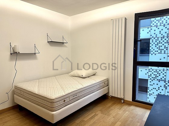 Chambre avec fenêtres