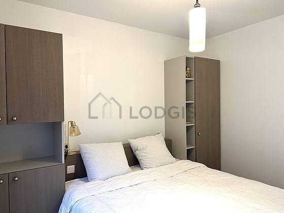 Chambre avec fenêtres