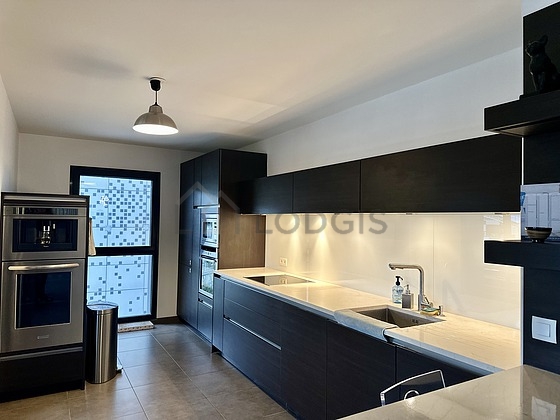 Cuisine de 14m² avec du carrelage au sol