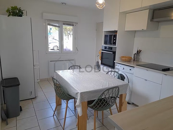 Kitchen of 13m² with tile floor
