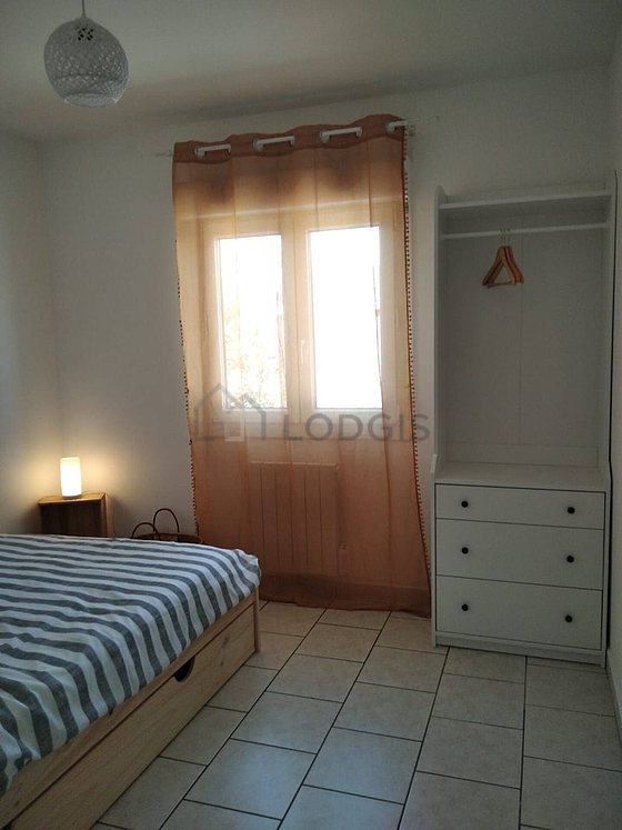 Chambre avec fenêtres