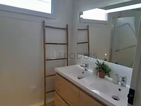 Salle de bain avec du carrelage au sol