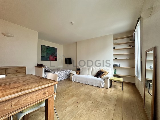 Quiet living room furnished with 1 bed(s) of 140cm, tv, storage space