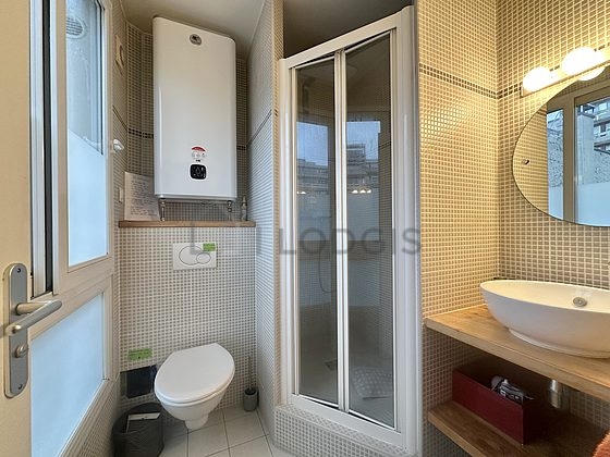 Belle salle de bain claire avec du carrelage au sol