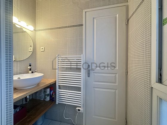 Salle de bain équipée de douche séparée, radiateur sèche-serviettes