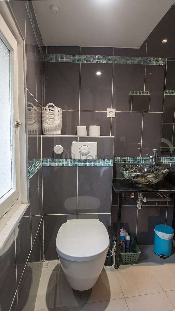 Beautiful and bright bathroom with tile floor