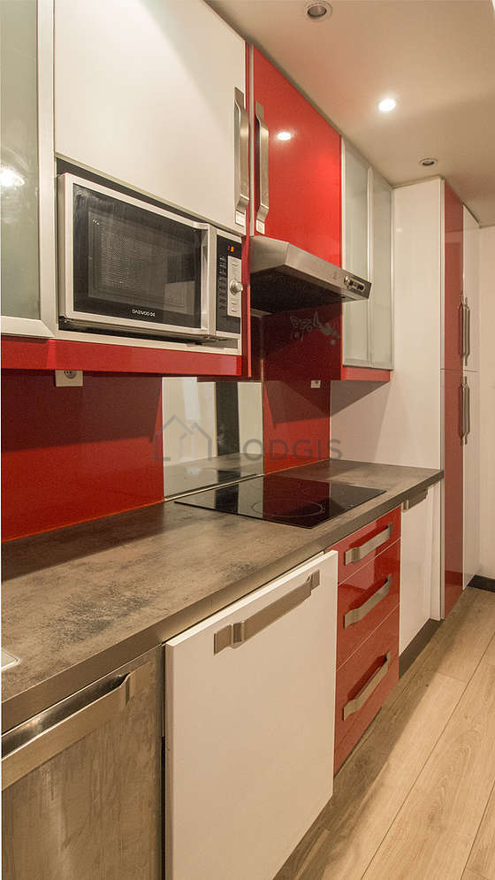 Cuisine dînatoire pour 4 personne(s) équipée de lave linge, réfrigerateur, hotte, vaisselle