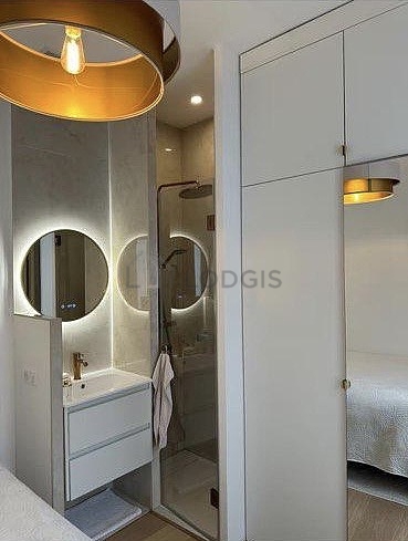 Bedroom equipped with cupboard