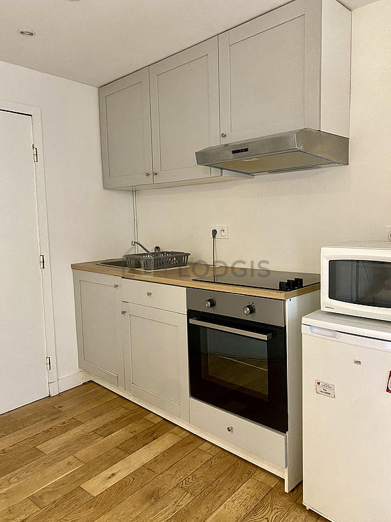 Kitchenopens on the living room