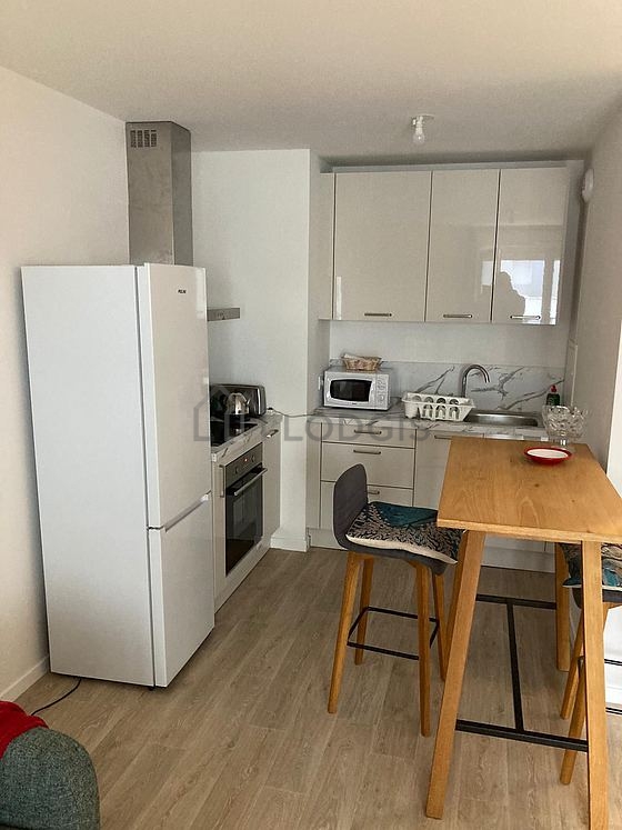 Cuisine avec du parquet au sol