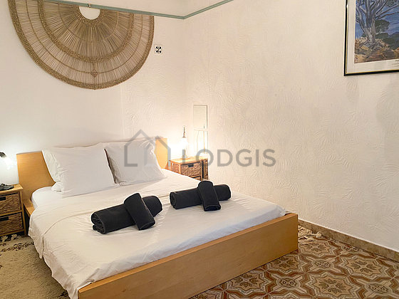 Chambre avec du carrelage au sol