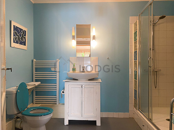 Salle de bain avec du carrelage au sol