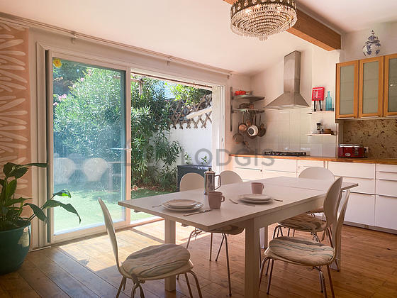 Salle à manger équipée de table à manger
