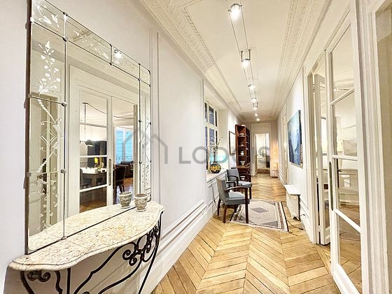Entrance with wooden floor and equipped with 1 chair(s)