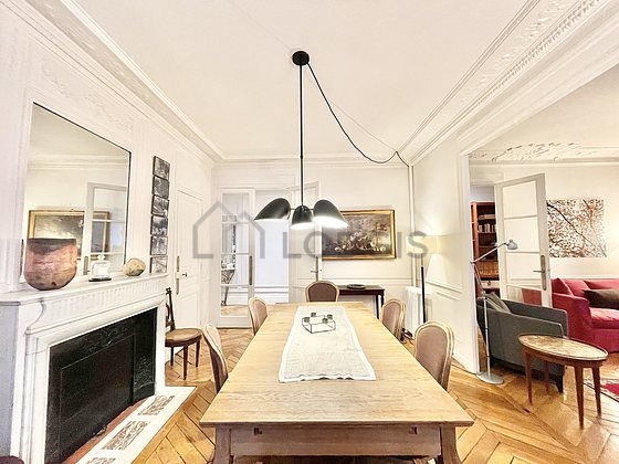 Salle à manger avec du parquet au sol pouvant accueillir jusqu'à 6 convives