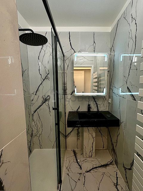 Salle de bain avec du carrelage au sol