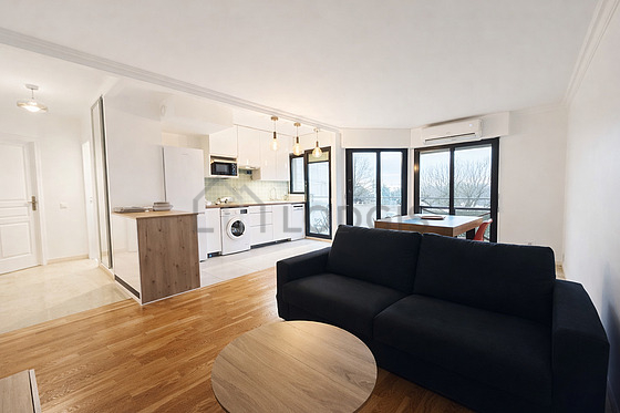 Séjour équipé de air conditionné, canapé, table basse, 4 chaise(s)