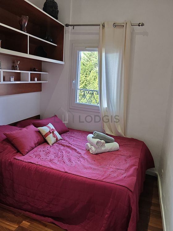 Chambre avec du parquet au sol
