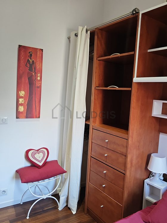 Chambre avec fenêtres