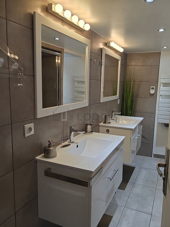 Salle de bain avec du carrelage au sol