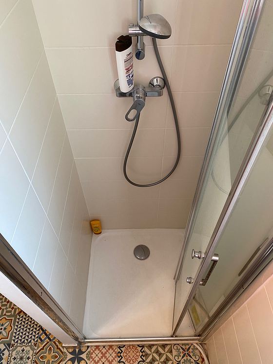 Salle de bain équipée de douche séparée