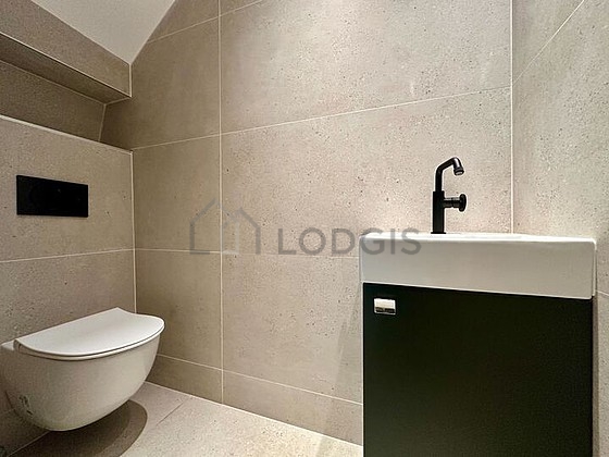 Toilettes indépendantes de la salle d'eau