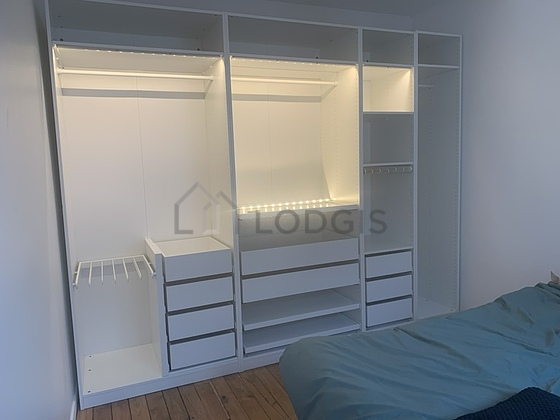 Chambre avec fenêtres