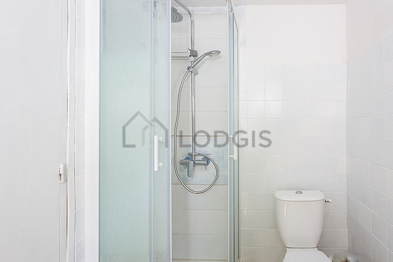 Salle de bain avec du carrelage au sol