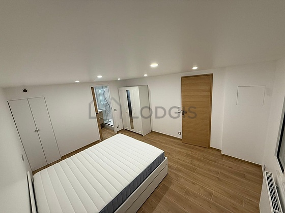 Bedroom of 15m² with wooden floor