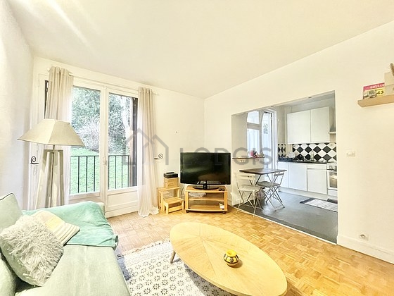 Salon avec du parquet au sol